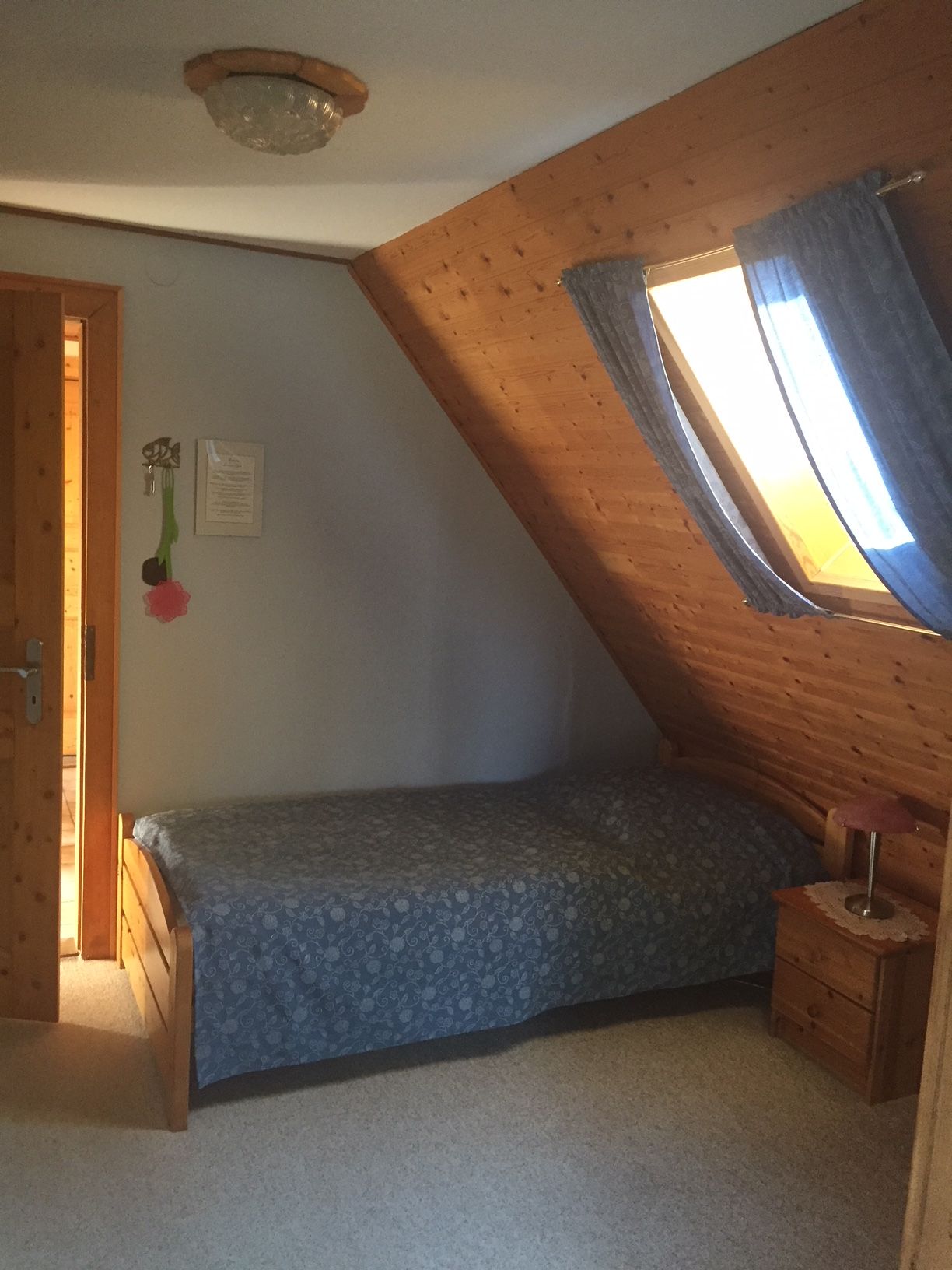 Durchgangszimmer mit Einzelbett