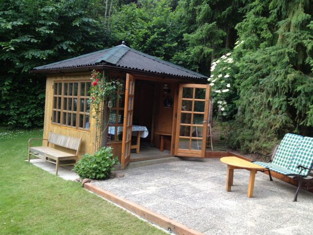 Gartenpavillon mit Terrasse