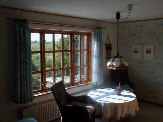 Wohn-/Schlafraum der Ferienwohnung mit Sitzgruppe